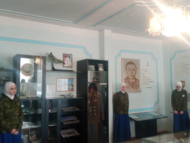 Экскурсии по залу Осканова Суламбека Сусаркуловича в пришкольном музее.